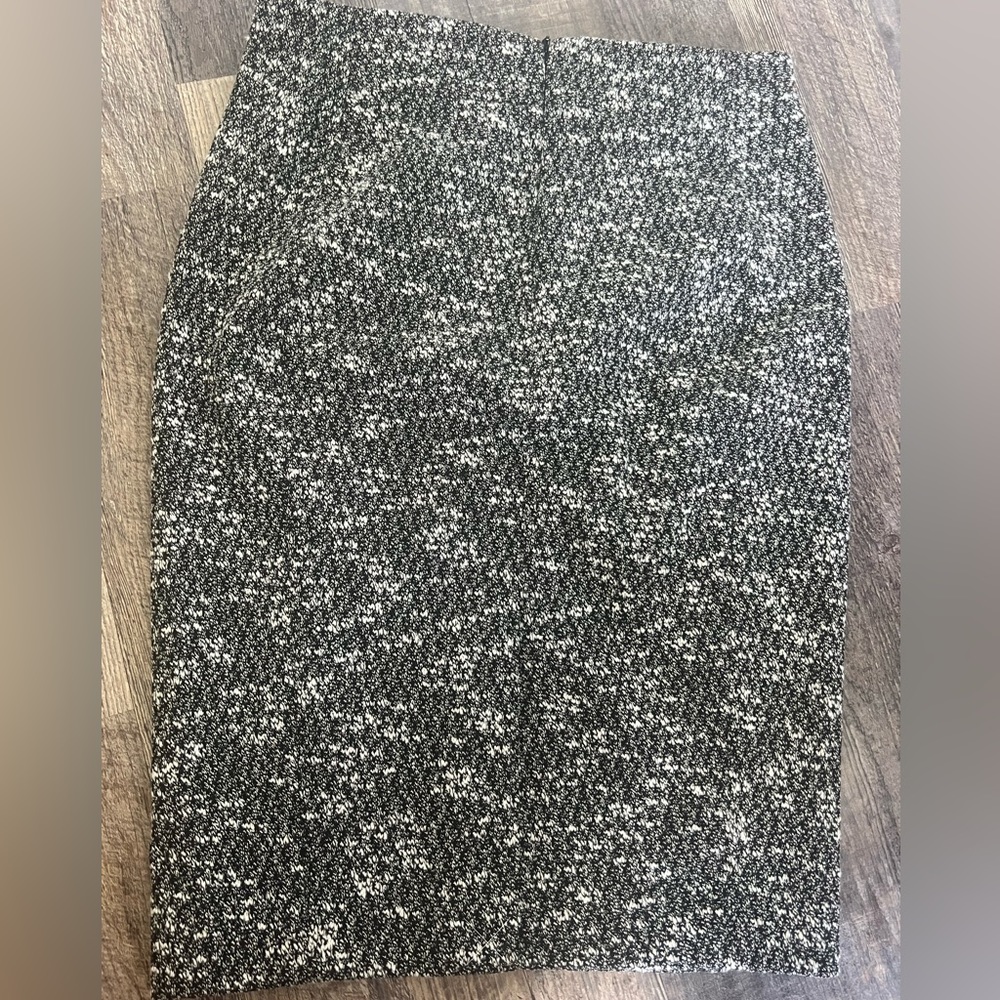 Ann Tylor, bonded tweed pencil skirt, black & white, size 4, new, never wear
